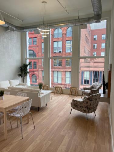 . Lou-City Penthouse Suite! Savor Life with Hollyhock