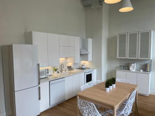 Lou-city Penthouse Suite! Savor Life With Hollyhock - Louisville, KY