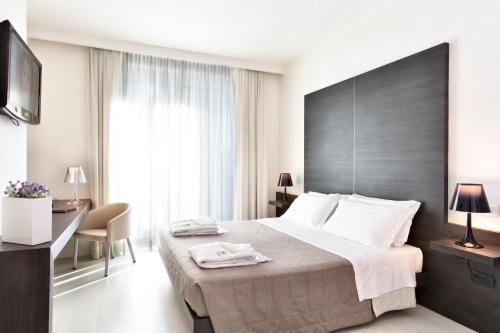 2 twin beds, 1 sofa bed