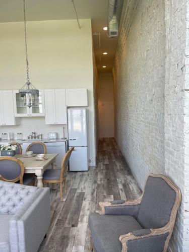 Bluegrass River View! Soak & Savor by Hollyhock in Louisville, USA