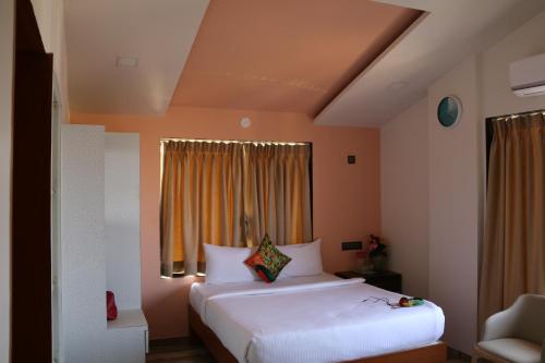 Pooja Villa Suites-Rooms and Pool, Igatpuri