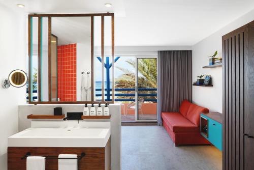 room detail thumbnail 1