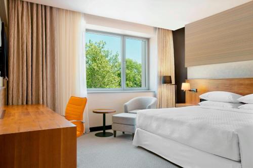 Guestroom, Four Points by Sheraton Kecskemet Hotel & Conference Center in Kecskemet
