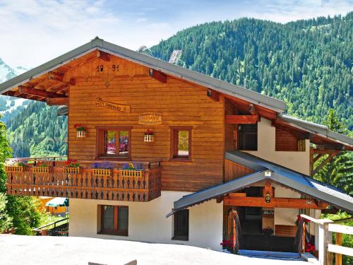 Apartment Le Petit Savoyard - CHL404 by Interhome Chatel