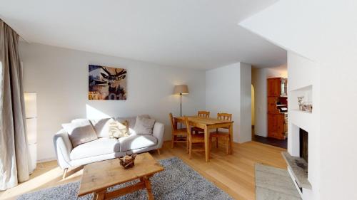 Apartment with Mountain View