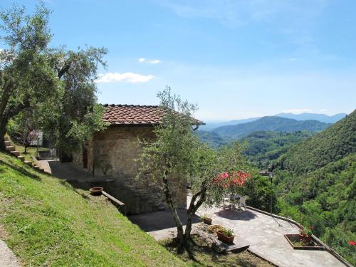  Holiday Home Castagneto by Interhome, Pension in Loppeglia