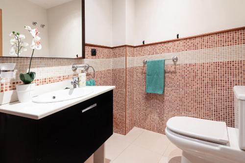 One-Bedroom Apartment image 5
