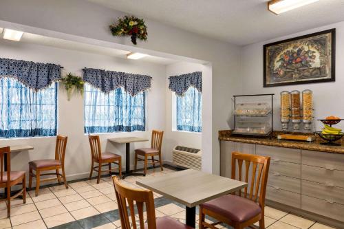 Microtel Inn & Suites Lincoln - image 2