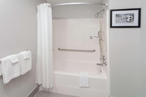 Super 8 by Wyndham Rochester - image 8