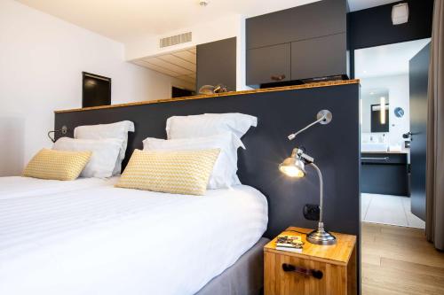1 queen bed, 1 sofa bed