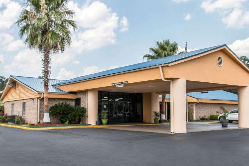 Quality Inn Hinesville - Fort Stewart Area, Kitchenette Rooms - Pool - Guest Laundry