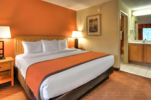 Econo Lodge Riverside - image 6