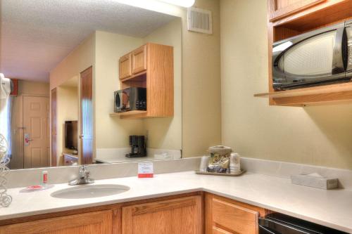 Econo Lodge Riverside - image 11
