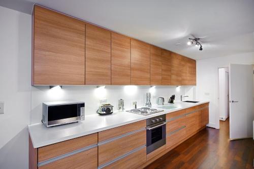 bucătărie, Skyline Plaza By Viridian Apartments in Basingstoke