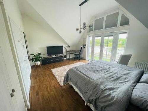 Large En-Suite with Stunning River Views in Lancaster