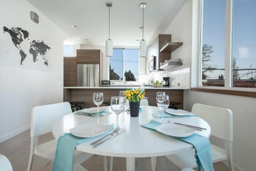 Modern Townhome in Seattle's Central District with Rooftop - main image