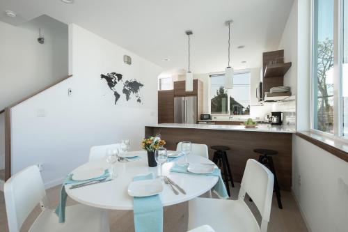 Modern Townhome in Seattle's Central District with Rooftop - image 14