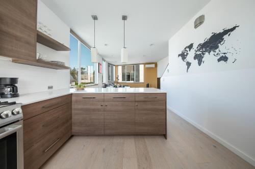 Modern Townhome in Seattle's Central District with Rooftop - image 8
