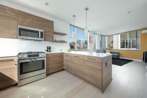 Modern Townhome in Seattle's Central District with Rooftop - image 9