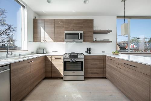 Modern Townhome in Seattle's Central District with Rooftop - image 11