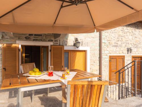  Holiday Home Rosa - VNA205 by Interhome in Perledo