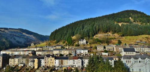 Miners Cottage Wales Sleep 8 Log Burner Pool Table gîte à louer Ogmore Vale