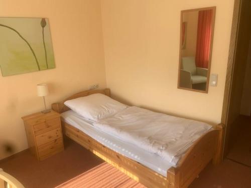 1 Bett Zimmer in ehemaligem Hotel fur kurz oder lang (Z2)