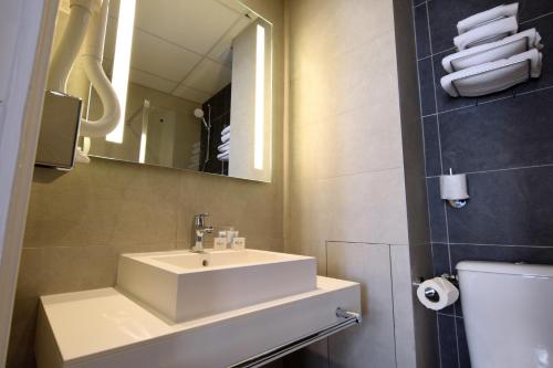 Bathroom, Avia Saphir Montparnasse Hotel in 15th - Tour Eiffel - Porte de Versailles