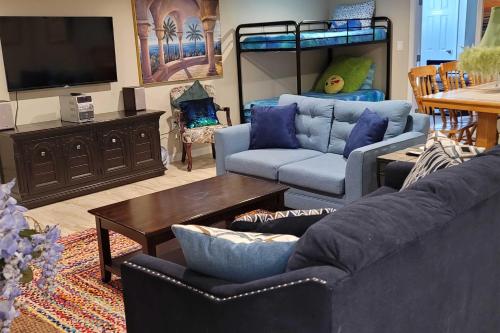 Peaceful Apartment Close to KCs Best Attractions - image 6
