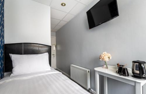 Clifden House by Nina - main image