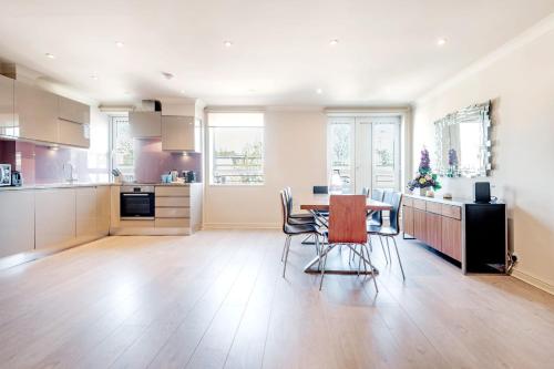 Stunning 3-bedroom in the heart of London - image 5