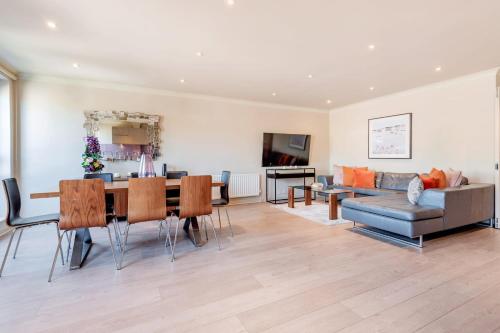 Stunning 3-bedroom in the heart of London with parking, Londýn