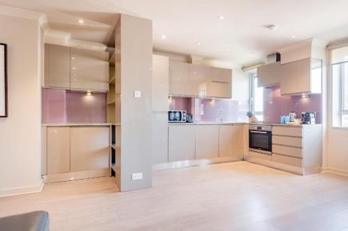 Stunning 3-bedroom in the heart of London - image 7