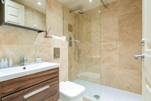 Stunning 3-bedroom in the heart of London - image 4