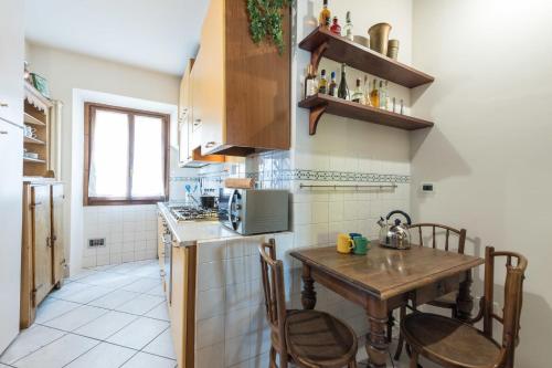 HEART OF FLORENCE Pitti 2 Bed-Apartment - image 10