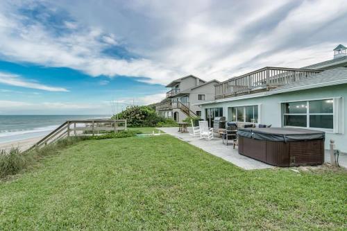 Kert, Oceanfront Elegance - Luxurious 6BR Beach House with Hot tub & spacious Balcony and Breathtaking Vie in Melbourne Beach (FL)
