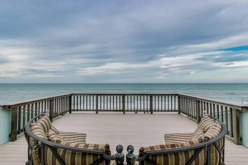 Balcony/terrace, Oceanfront Elegance - Luxurious 6BR Beach House with Hot tub & spacious Balcony and Breathtaking Vie in Melbourne Beach (FL)