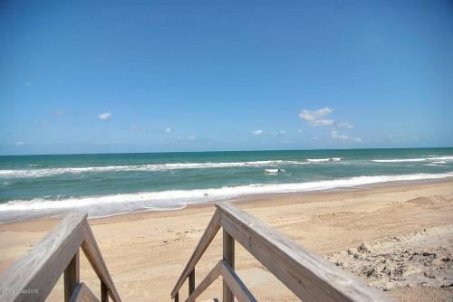 Beach, Rustic Beach Front Home - 6 Bedrooms - Private Beach Access - Large Groups in Melbourne Beach (FL)