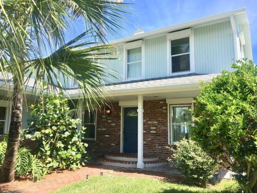 Entrance, Oceanfront Elegance - Luxurious 6BR Beach House with Hot tub & spacious Balcony and Breathtaking Vie in Melbourne Beach (FL)