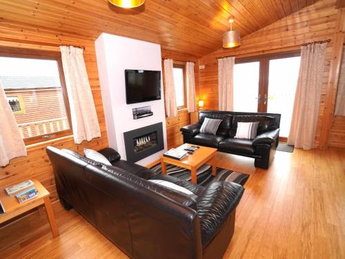 Chalet Loch Leven Lodge 11 by Interhome in Kinross