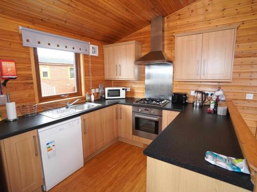 Chalet Loch Leven Lodge 11 by Interhome in Kinross