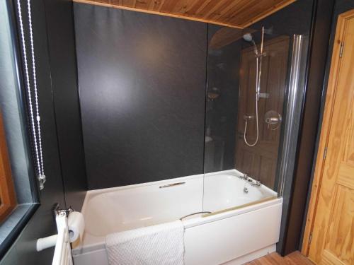 Chalet Loch Leven Lodge 11 by Interhome in Kinross