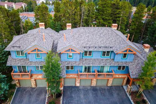 The Chelsea Condo with Hot Tub and Pool Access! in Breckenridge, USA