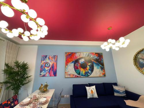 Art-Centric Signature Apartment With Beach-View