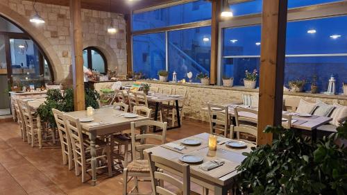 Restaurant, Xristinas Seaside Apartments in Kolimvari