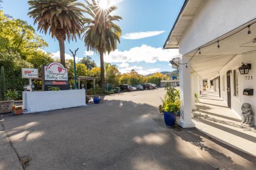 Vineyard Valley Inn - main image