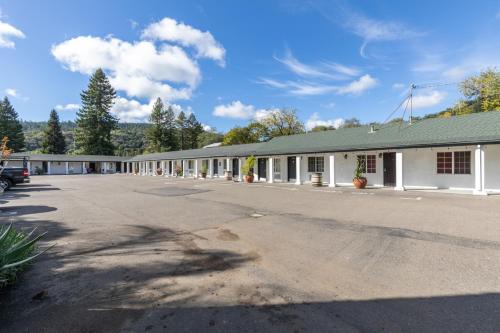 Vineyard Valley Inn - image 12