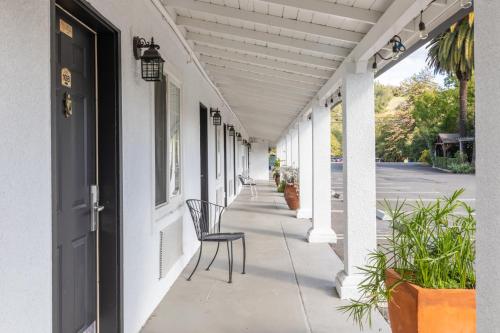 Vineyard Valley Inn - image 10