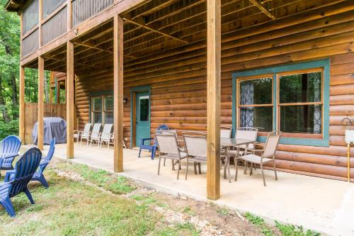 Custom 4 Bed 4 Bath Cabin in Dahlonega - image 5