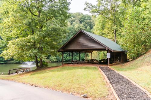 Custom 4 Bed 4 Bath Cabin in Dahlonega - image 2